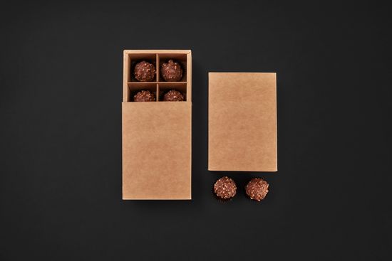 Упаковка для 6 шоколадных конфет.