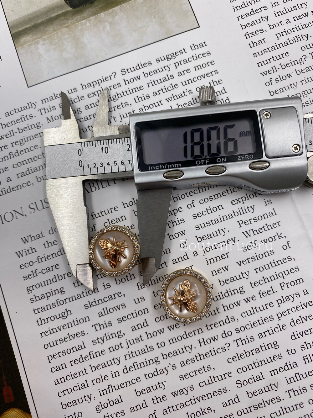 Накладка на пуговицу Гучч. Пчела белая