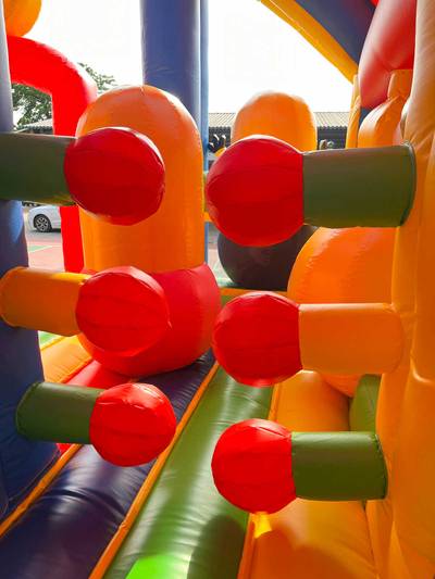 Коммерческий надувной батут «Смайлики» с крышей, размер 12*7,5*7 м