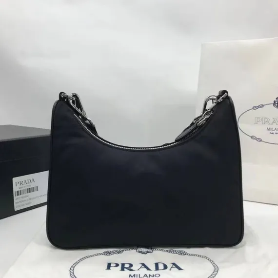 Сумка Prada Re-edition 2000 из нейлона и кожи