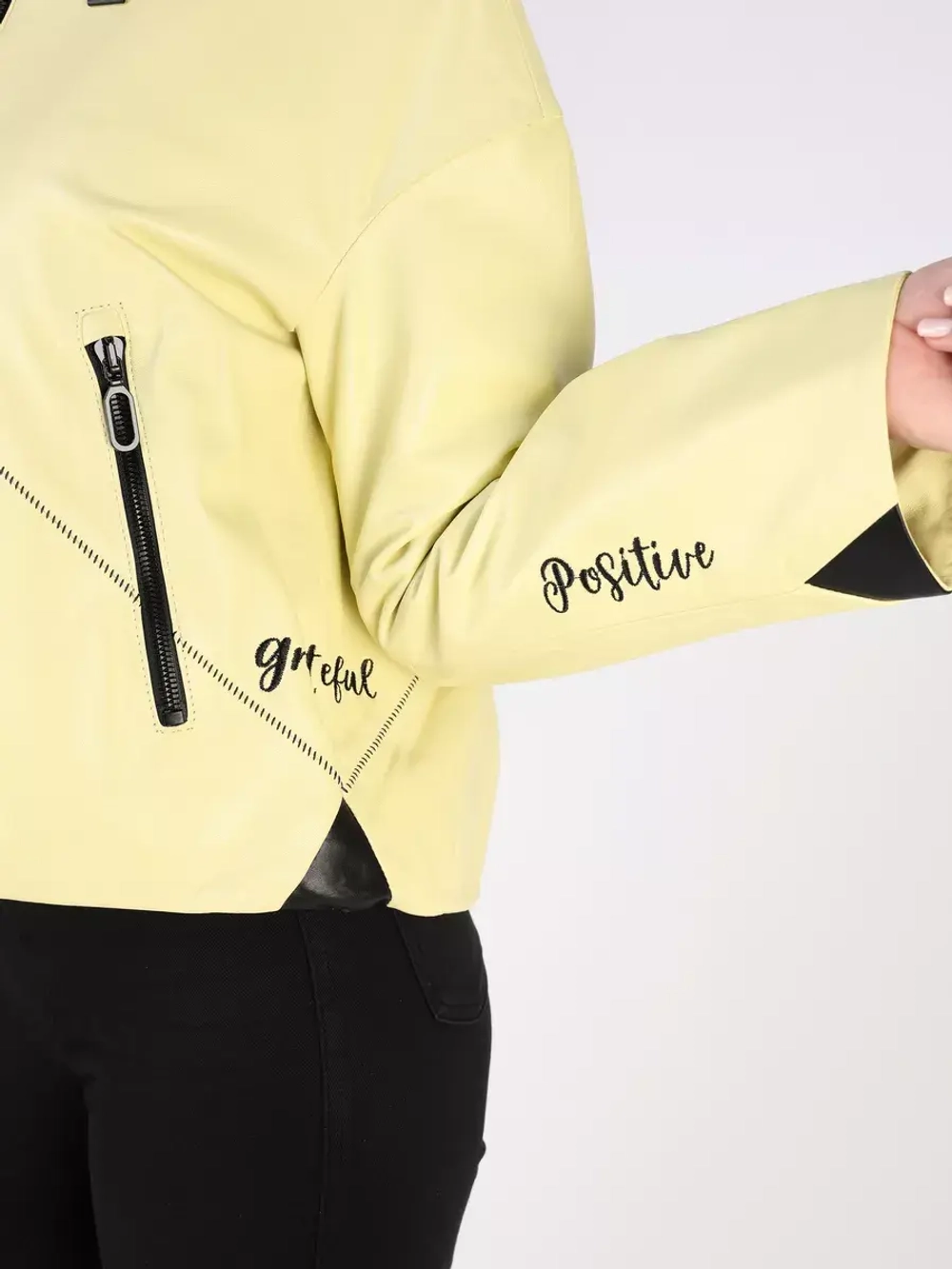 Кожаная куртка демисезонная с капюшоном