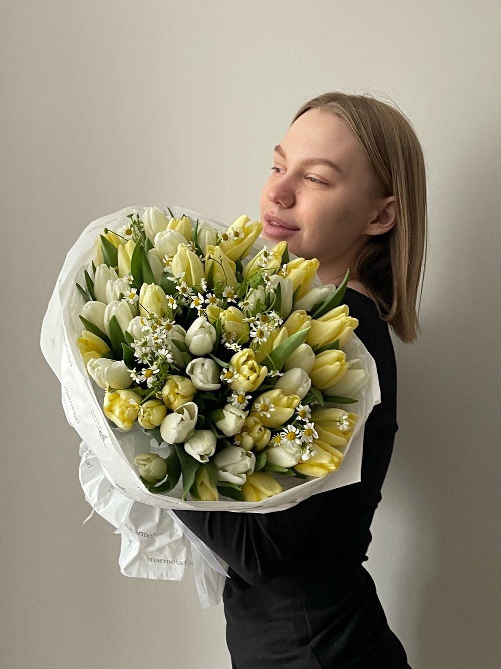 Букет большой из 51 белых, лимонных тюльпанов и ромашек