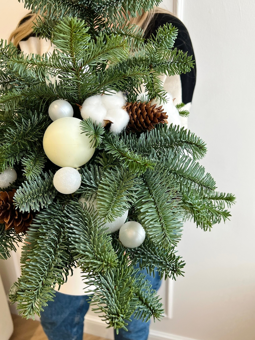 Декоративная ёлка из нобилиса с игрушками и хлопком XL.