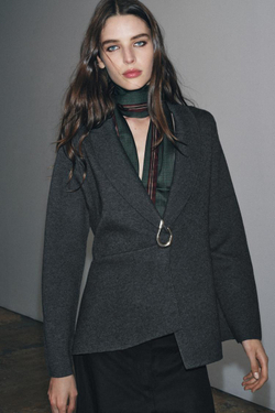 ZARA ТРИКОТАЖНЫЙ БЛЕЙЗЕР С БРОШЬЮ, СЕРЫЙ