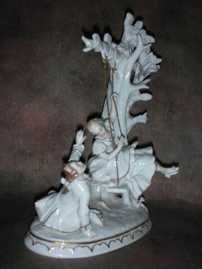 Статуэтка. Фарфор. На качелях. Sitzendorf. Германия