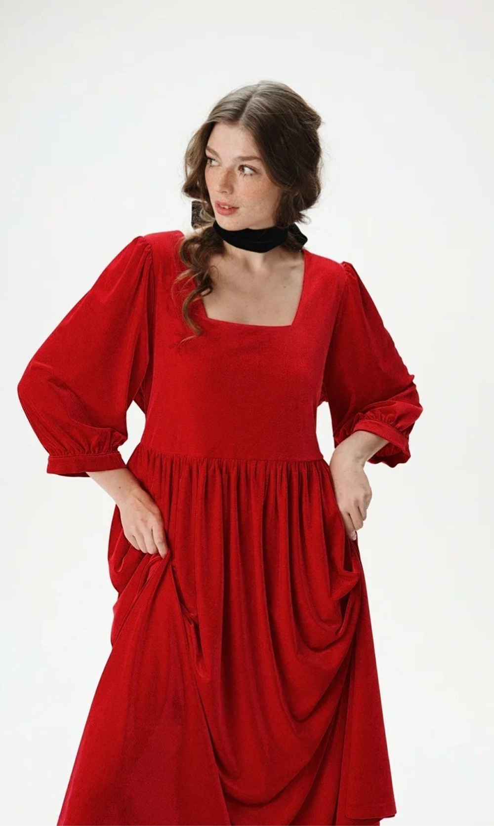 Платье с квадратным вырезом и рукавами-фонариками из бархата "Заветное желание"