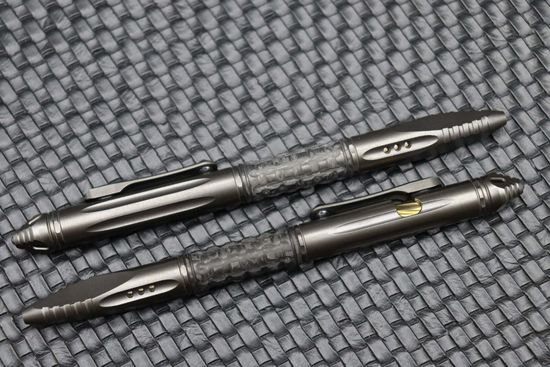 Microtech Kyroh - шариковая ручка с тритиевой светящ.вставкой, корпус титан/карбон, серый цвет