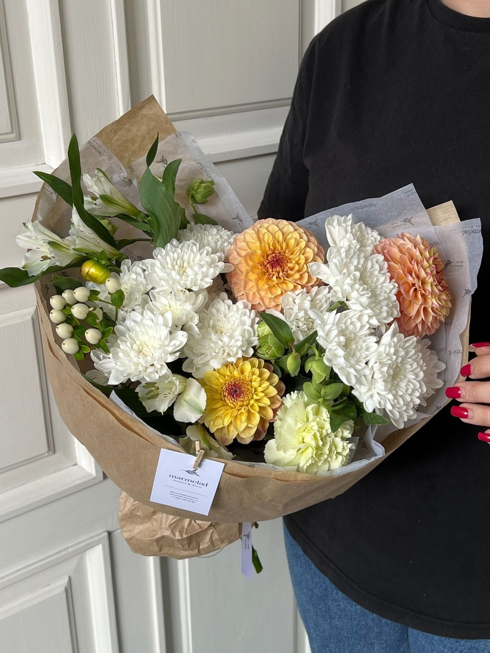 Букет сборный  из георгин, хризантемы и альстромерии