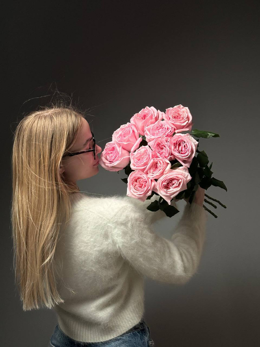 Букет из 11 розовых пионовидных роз под ленту