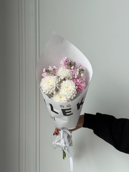 Кулек из хризантемы, маттиолы и диантусов