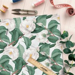 Ткань флис белые цветы в листьях