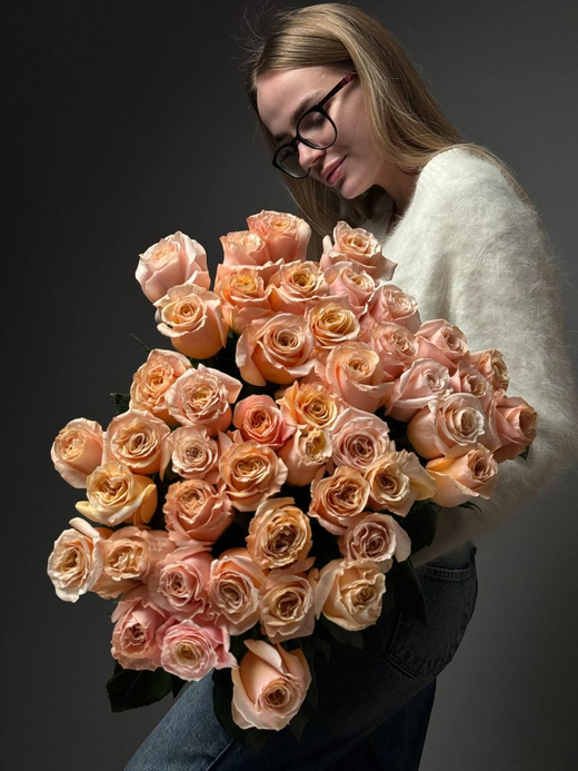 Букет из 35 персиковых роз под ленту