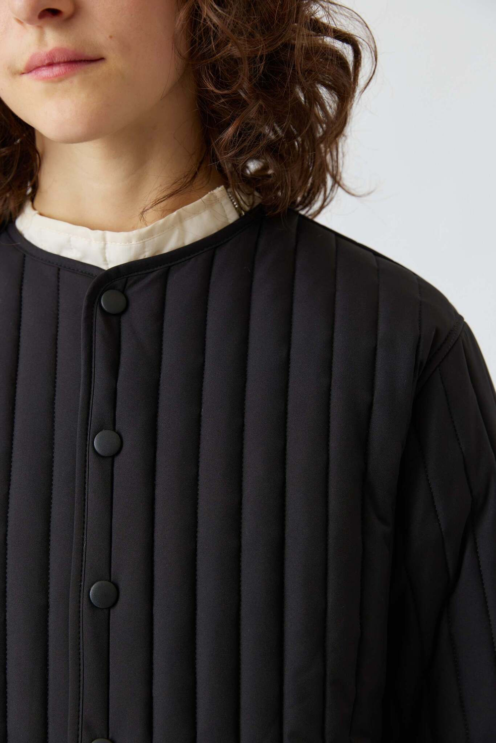 Стеганая куртка черного цвета из бархатистой мембраны