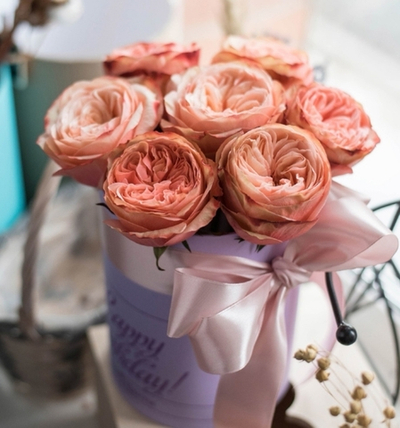 7 пионовидных роз в аквабоксе