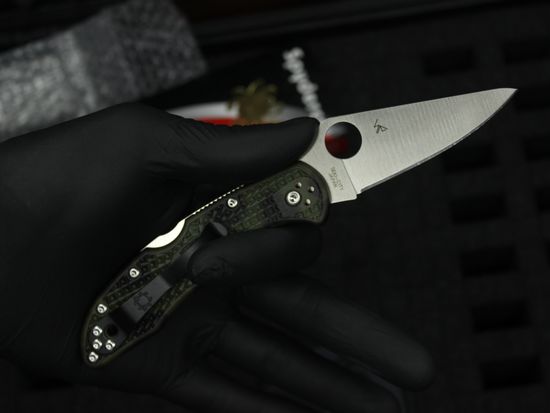 Складной нож Spyderco Delica 4 C11ZFPGR c клинком из стали VG-10, рукоять FRN