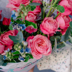 145. Выразительный яркий букет с кустовыми розами и оксипеталумом