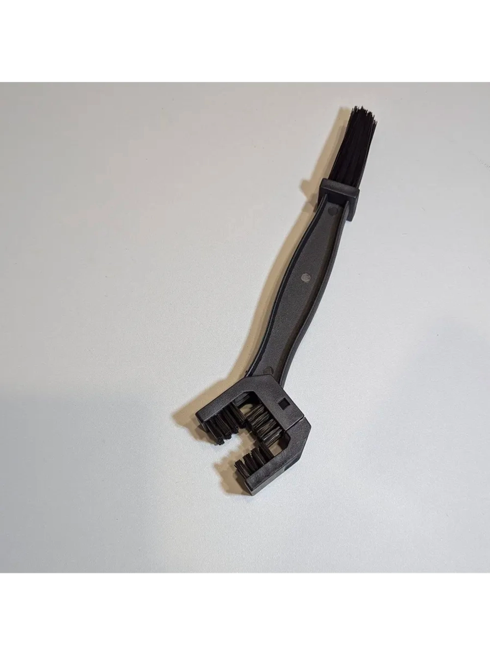 -- Щётка для очистки цепи мотоцикла