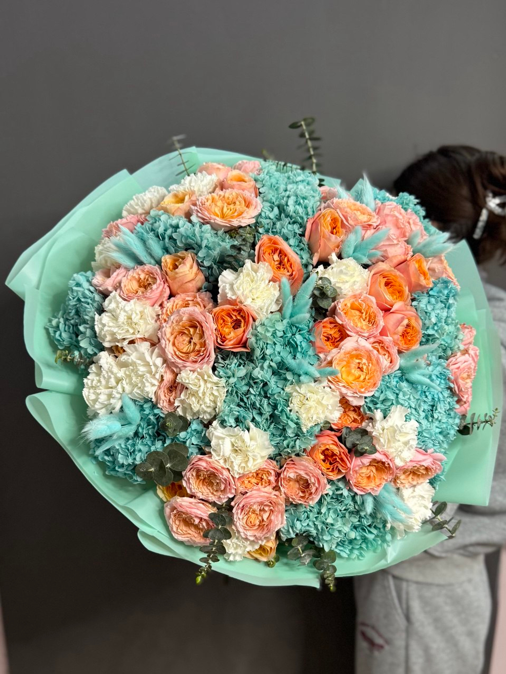 Букет-гигант в бирюзово-персиковой гамме