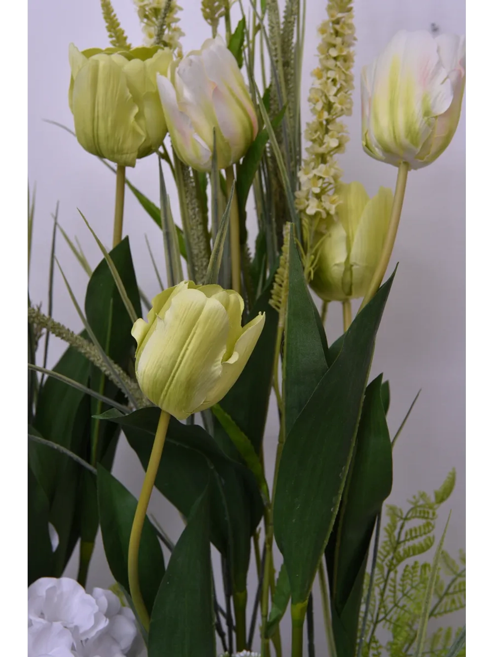 Напольная композиция из искусственных растений и цветов