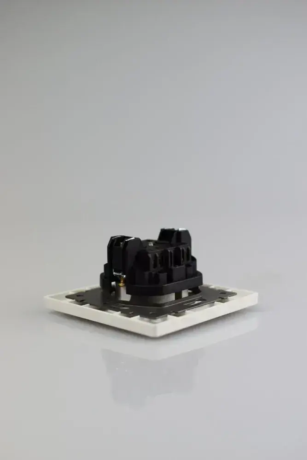 Розетка белая одинарная пластик