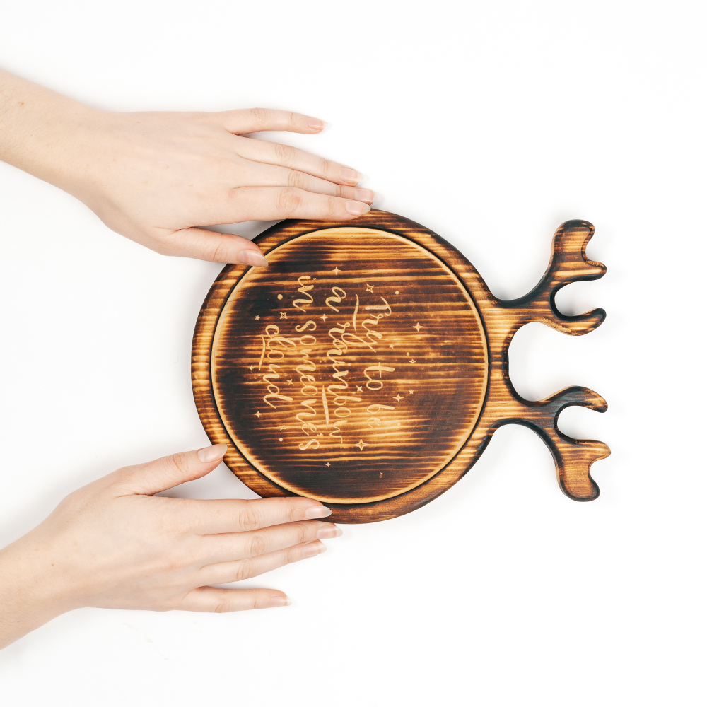 Деревянная менажница из сибирского кедра для подачи блюд и закусок с гравировкой "Try to be a rainbow in someone's cloud". MG80