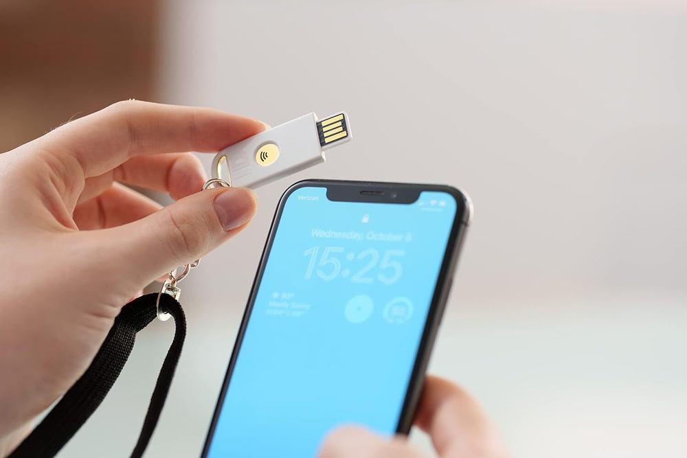 Identiv uTrust FIDO2 NFC+ Security Key USB-A Многофункциональный ключ безопасности с поддержкой FIDO2, PIV, TOTP/HOTP и NFC