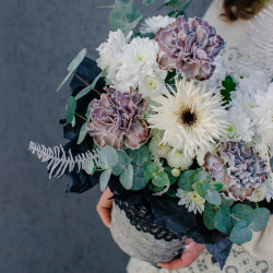 116. Кружевная контрастная корзинка с дианусами и эвкалиптом