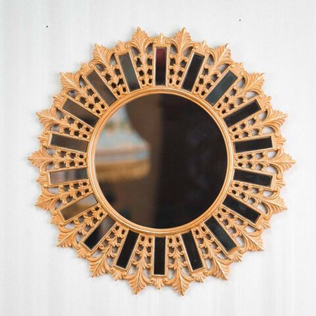Декоративное зеркало в резной круглой раме