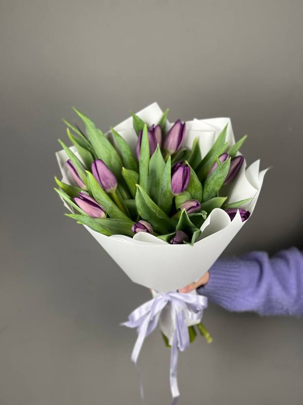 Букет фиолетовых тюльпанов "Роеска" (в упаковке)