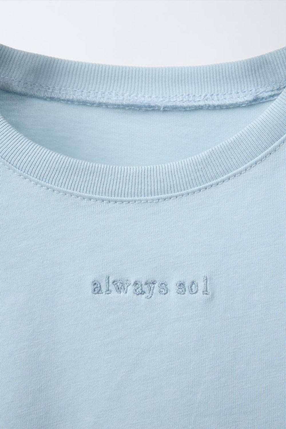 ZARA ФУТБОЛКА С ВЫШИТОЙ НАДПИСЬЮ, ГОЛУБОЙ