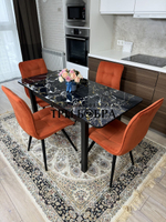 Стеклянный раздвижной стол "Черный мрамор" и стулья "ГУЧИ" оранжевый