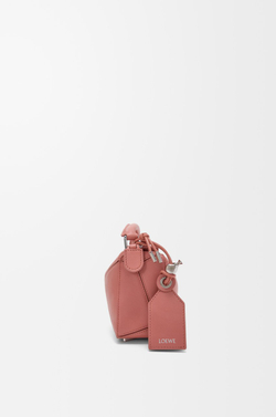 Loewe Сумка-мини Puzzle Featherlight из овечьей кожи наппа, красноватый