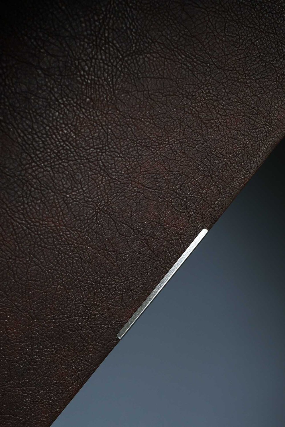 Ежедневник датированный 2026 ESCALADA, А4, 120 л., арт. 70206/ 10 ШЕВРЕТ ГЛОСС КОРИЧНЕВЫЙ (кожзам: 210х297 мм, мягкий переплёт, запаянный край, материал обложки: искусственная кожа "Шеврет глосс"; декор: тиснение фольгой, металлический шильд по краю