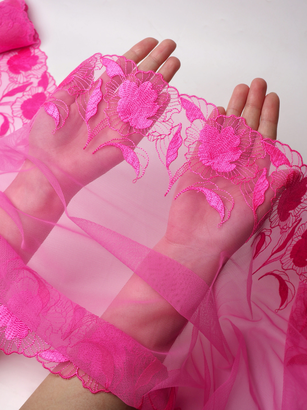 Вышивка на сетке розовая неоновая широкая 41 см ОТРЕЗЫ