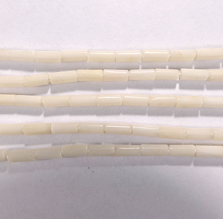 Нить бусин из коралла белого, облагороженного, фигурные, 3x7 мм (цилиндр, гладкая)