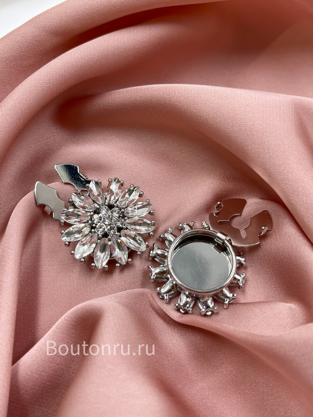 Накладки на пуговицы в форме цветка серебристые со стразами (клипсы)