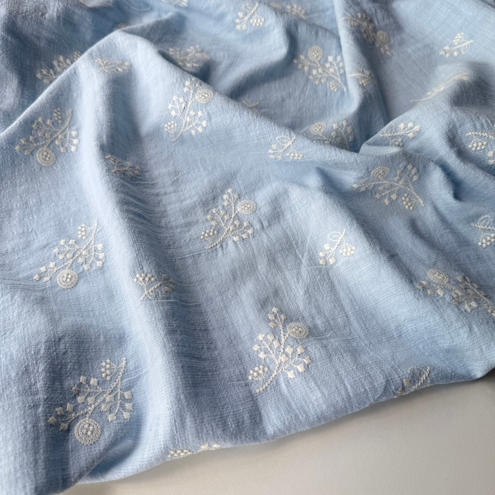 Полулен с вышивкой на голубом фоне