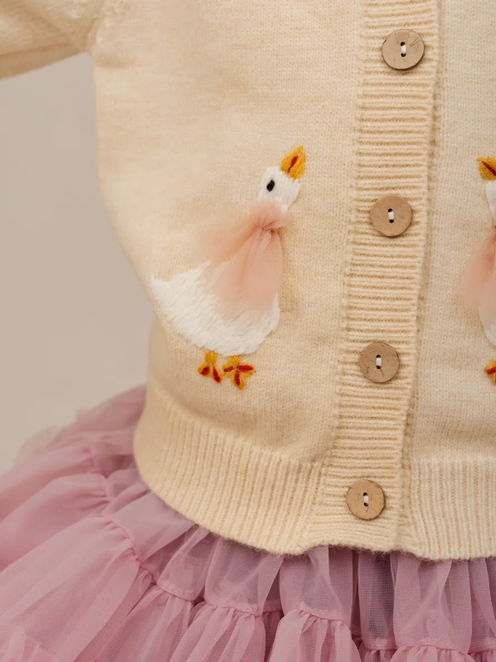 Кофта вязаная на пуговицах с вышивкой