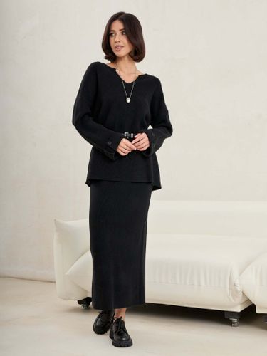Черный трикотажный костюм с юбкой
