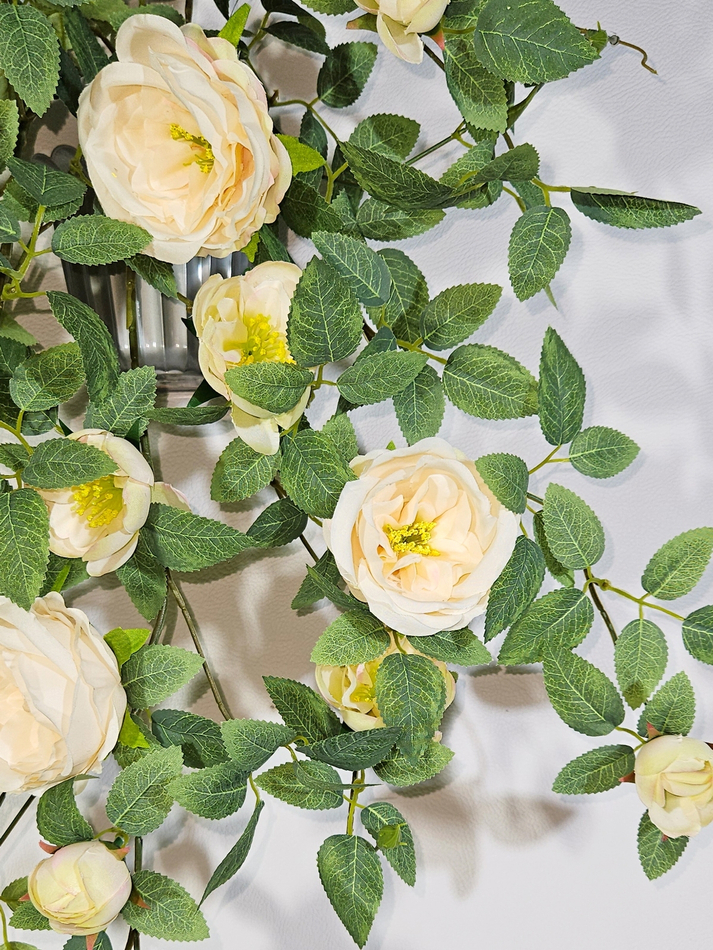 Искусственные цветы Камелия кремовая в настенном кашпо