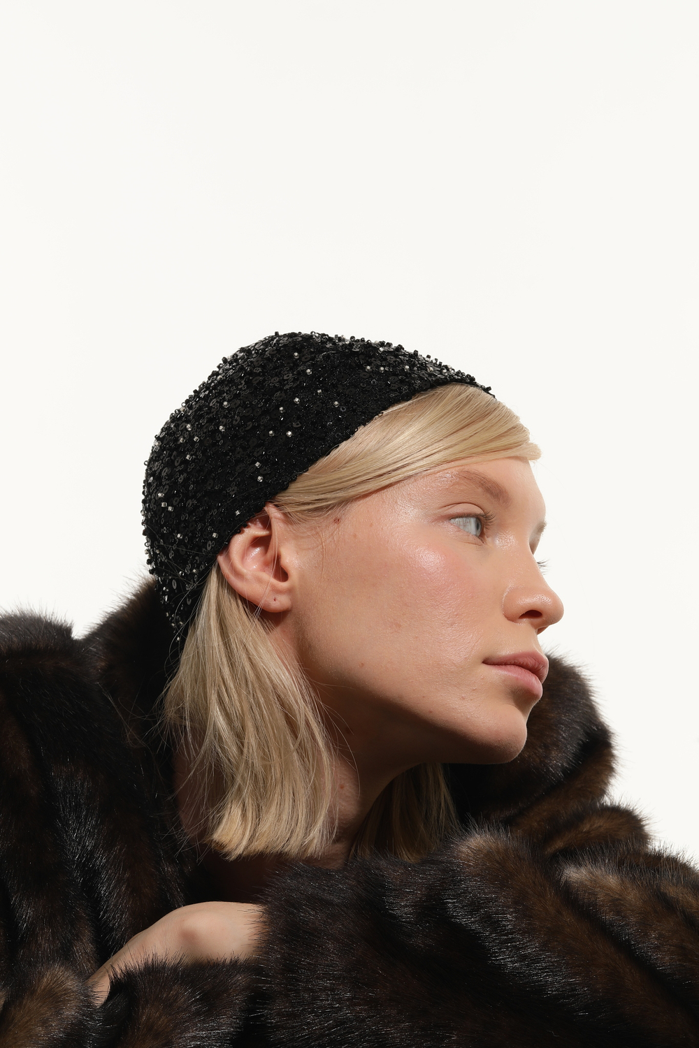 Шапка из бисера и пайеток