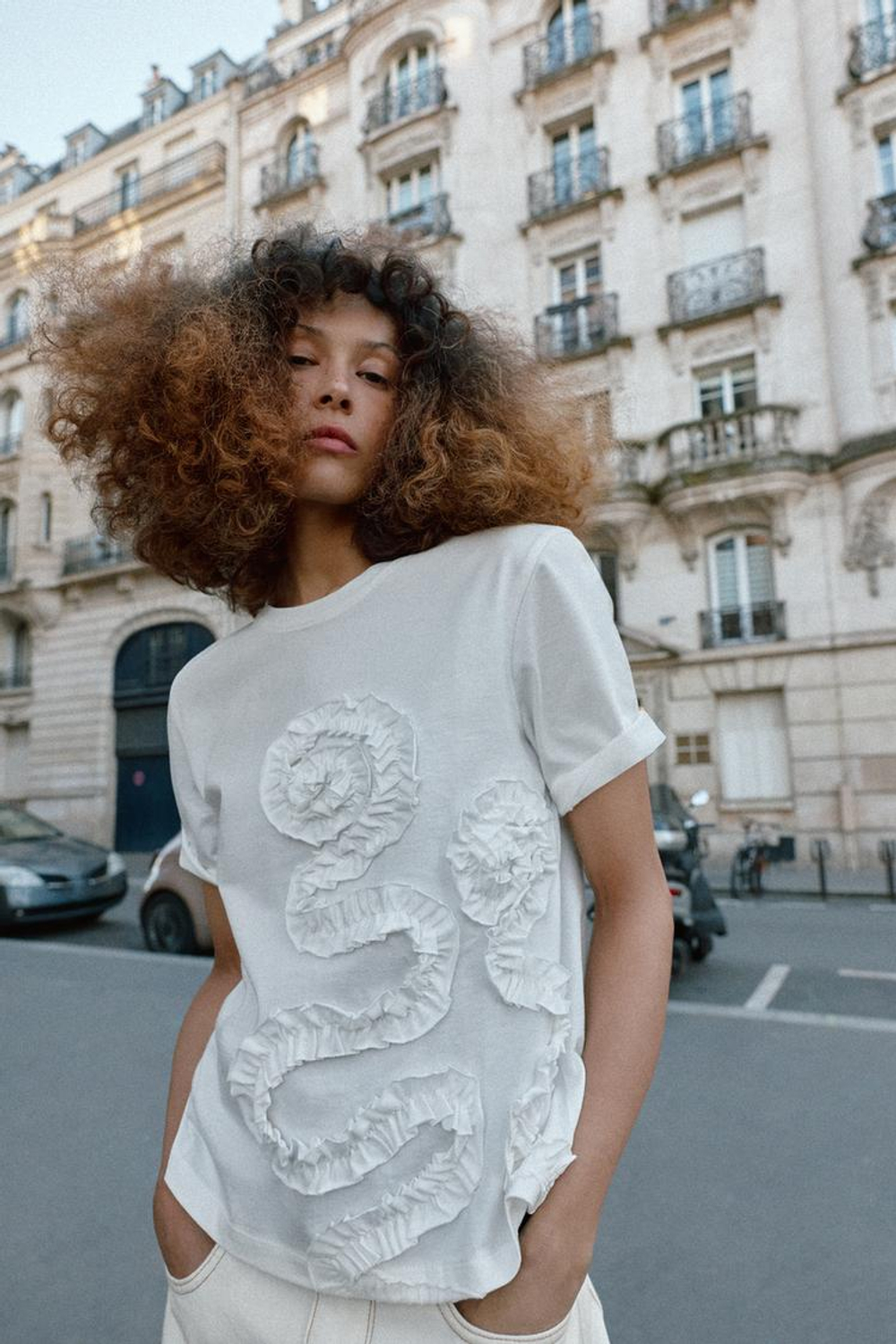 ZARA ФУТБОЛКА С ОБЪЕМНЫМ ЦВЕТОЧНЫМ ДЕКОРОМ, БЕЛЫЙ