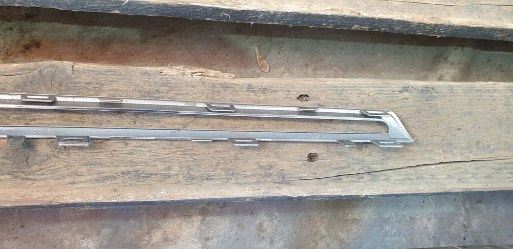 Молдинг решетки радиатора  Mercedes GLE (W166) 15-18 Б/У Оригинал A1668881585