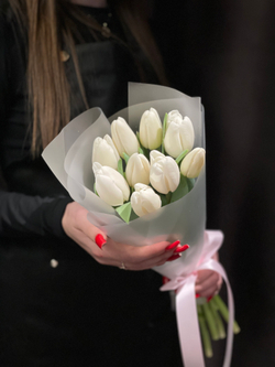 9 белоснежных тюльпанов