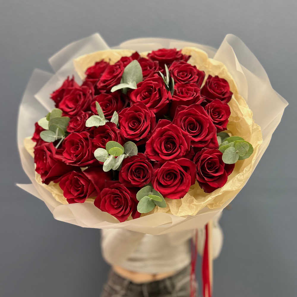 Букет из красных роз с эвкалиптом #25