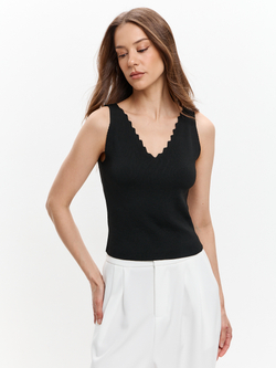 Топ с фигурным вырезом