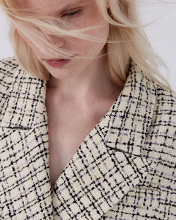 Жакет на поясе из букле молочный/черный