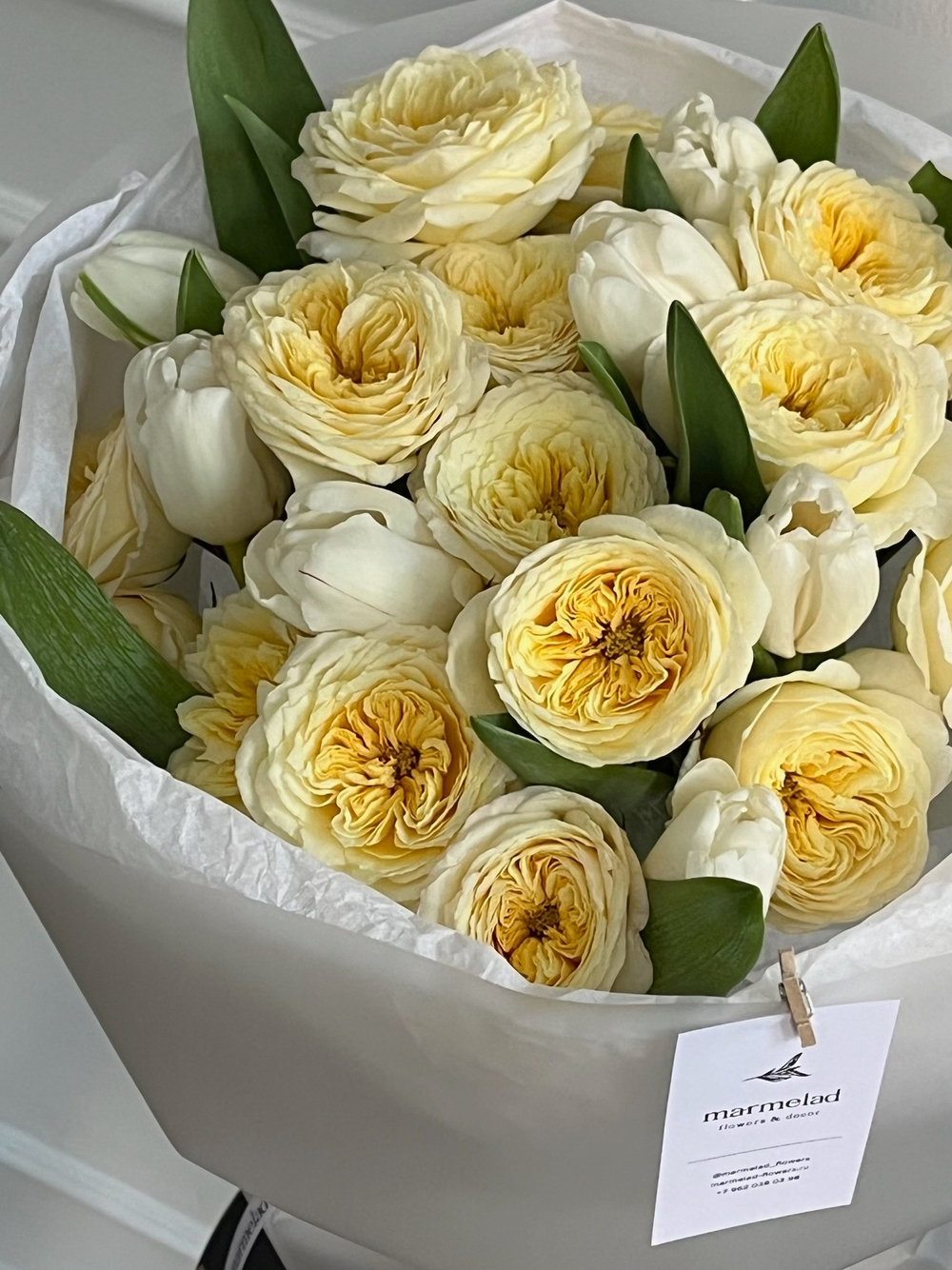 Сборный букет из  кустовой пионовидной розы и тюльпанов