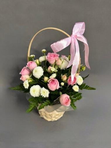 Корзина с розовыми кустовыми розами и хризантемами