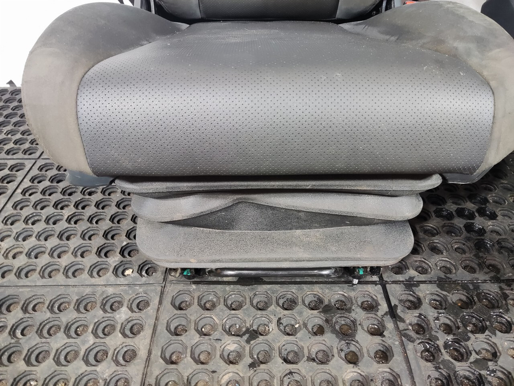 Комплект сидений пневматических 2023г